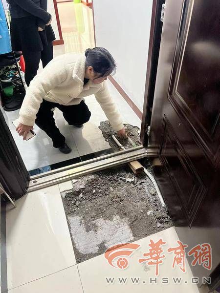 西安一小区暖气管道漏水 施工方来修好后却没有恢复地砖